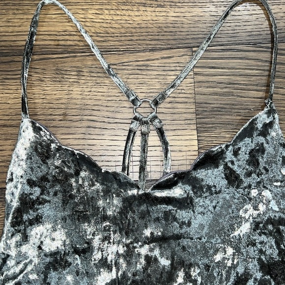 Very J Velvet Top M Sleeveless Strappy Shiny Velour Grey Green Scalloped Dressy - Picture 6 of 9